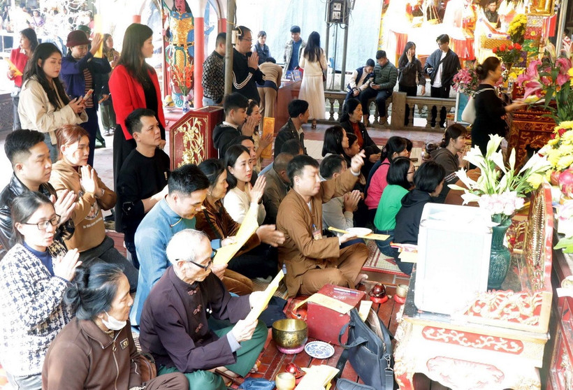 Du khách dâng hương, chiêm bái tại đền Củi. (Ảnh: Công Tường/TTXVN)