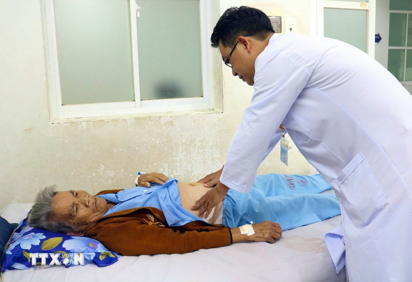 Bác sỹ của Bệnh viện Đa khoa Ninh Thuận (tỉnh Khánh Hòa) thăm, khám cho bệnh nhân Lâm Thị Đào tại khoa Hồi sức tích cực-Chống độc. (Ảnh: TTXVN phát)