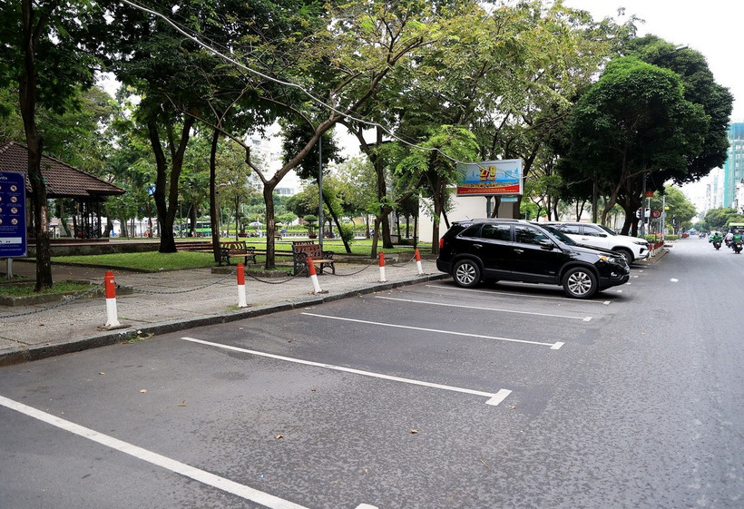 Xe đỗ trên đường Lê Lai, quận 1, Thành phố Hồ Chí Minh. (Ảnh: Hồng Đạt/TTXVN)