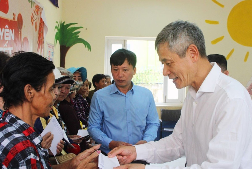 Đại sứ Nguyễn Minh Vũ tặng quà cho bà con gốc Việt có hoàn cảnh khó khăn tại tỉnh Siem Reap. (Ảnh: Quang Anh/TTXVN)