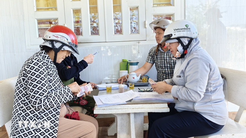 Các hộ dân xã Phước Hậu (tỉnh Khánh Hòa) có nhà bị ngập trong đợt lũ vừa qua được hỗ trợ 1 triệu đồng mỗi người. (Ảnh: Nguyễn Thành/TTXVN)