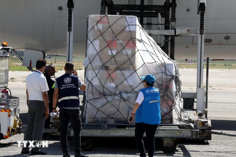 Hàng viện trợ của WHO và UNHCR được chuyển tới sân bay ở Beirut, Liban, ngày 4/10/2024. (Ảnh: THX/TTXVN)