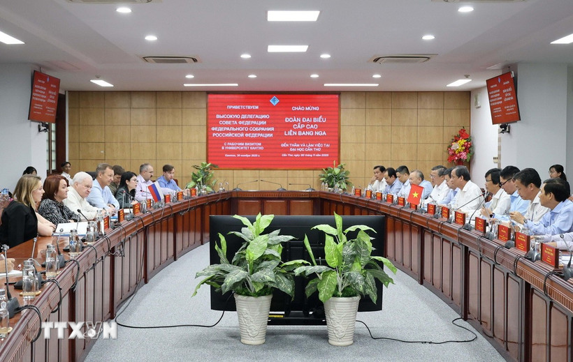 Đoàn đại biểu cấp cao Hội đồng Liên bang Quốc hội Liên bang Nga thăm, làm việc với Đại học Cần Thơ ngày 30/11. (Ảnh: Thanh Liêm/TTXVN)