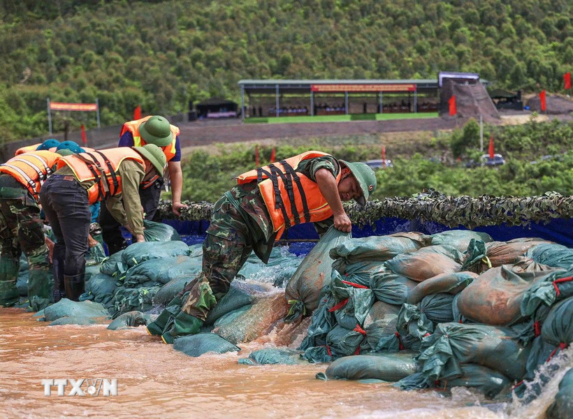 Diễn tập ứng phó sự cố đê điều, hồ đập và tìm kiếm cứu nạn, cứu hộ. (Ảnh: Hoàng Hùng/TTXVN)