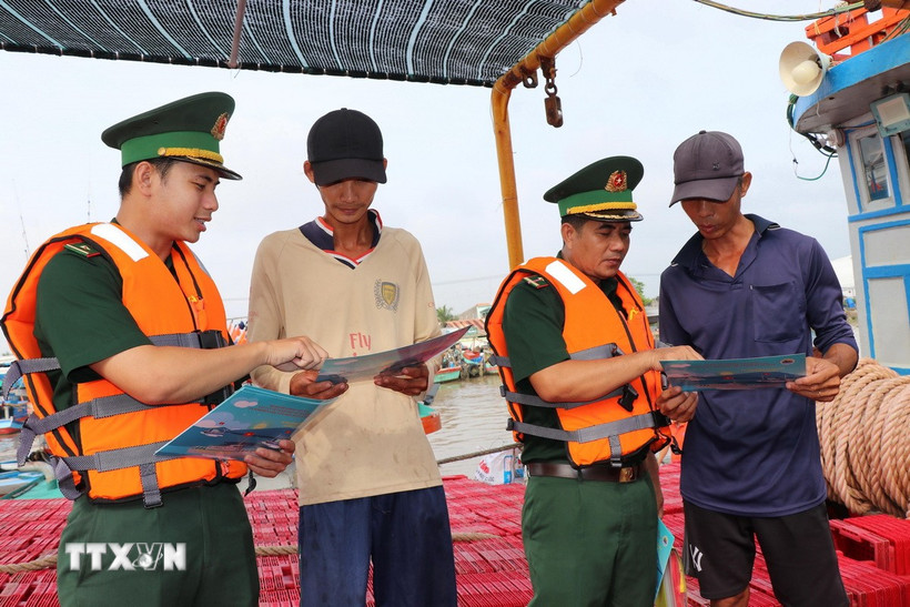 Tuyên truyền chống khai thác IUU cho ngư dân. (Ảnh: Thanh Hòa/TTXVN)