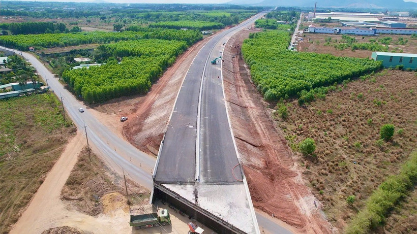 Dự án thành phần 3 cao tốc Biên Hòa-Vũng Tàu, đoạn qua tỉnh Bà Rịa-Vũng Tàu, là công trình trọng điểm dự kiến sẽ thông xe kỹ thuật vào đúng dịp lễ 30/4. (Ảnh: Hoàng Nhị/TTXVN)