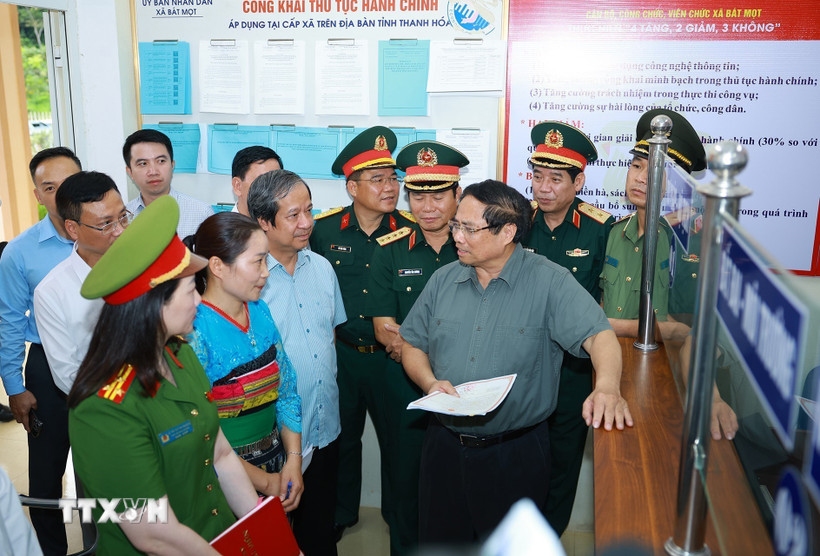Thủ tướng Phạm Minh Chính kiểm tra chất lượng phục vụ người dân của Trung tâm Phục vụ hành chính công xã Bát Mọt, tỉnh Thanh Hóa. (Ảnh: Dương Giang/TTXVN)