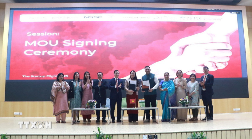 Đại diện các bên ký MOU. (Ảnh: Ngọc Thúy/TTXVN)