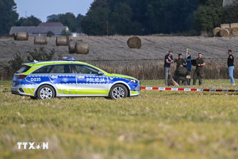 Hiện trường vụ thiết bị bay không người lái bị bắn rơi tại Wohyn, Ba Lan, ngày 10/9/2025. (Ảnh: PAP/TTXVN)