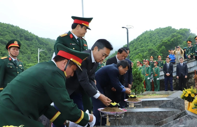 An táng hài cốt các liệt sỹ tại các phần mộ. (Ảnh: Hoàng Ngà/TTXVN)