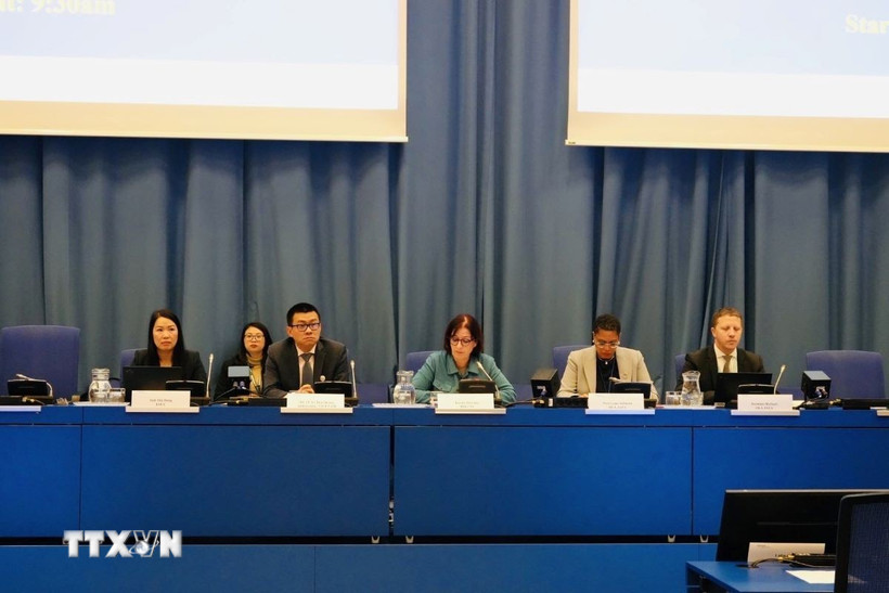 Đại sứ Vũ Lê Thái Hoàng (thứ 2 từ trái sang) chúc mừng Mông Cổ trở thành quốc gia mới nhất gia nhập Văn kiện sửa đổi CPPNM trong năm 2025. (Ảnh TTXVN phát)