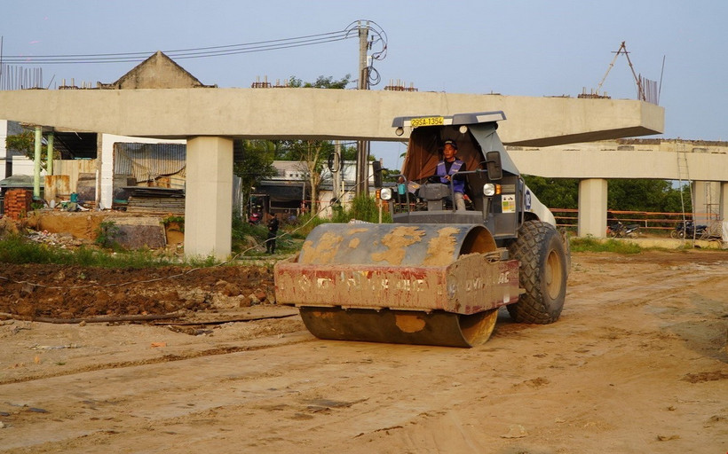 Công trường thi công dự án cao tốc Cao Lãnh-An Hữu thành phần 1, đoạn qua xã Mỹ Hiệp, huyện Cao Lãnh, tỉnh Đồng Tháp. (Ảnh: Nhựt An/TTXVN)