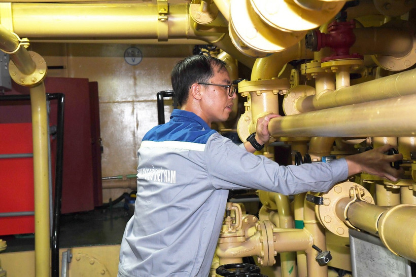 Thiếu tá Nguyễn Đình Lưu kiểm tra bảo đảm an toàn kỹ thuật trên tàu. (Ảnh: TTXVN phát)