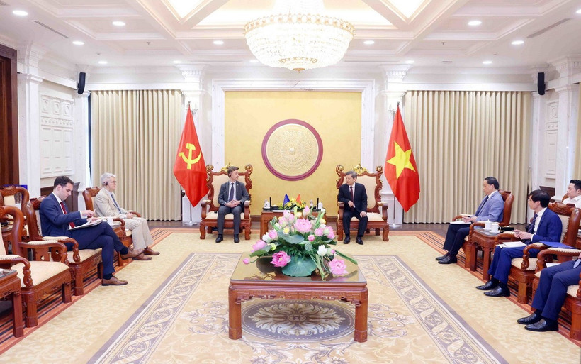 Chánh án Tòa án Nhân dân Tối cao Lê Minh Trí tiếp Đại sứ Liên minh châu Âu tại Việt Nam Julien Guerrier. (Ảnh: Phạm Kiên/TTXVN)