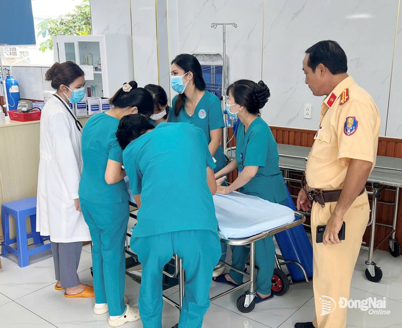 Lực lượng cảnh sát giao thông đưa bé trai đi cấp cứu kịp thời. (Nguồn: Báo Đồng Nai)