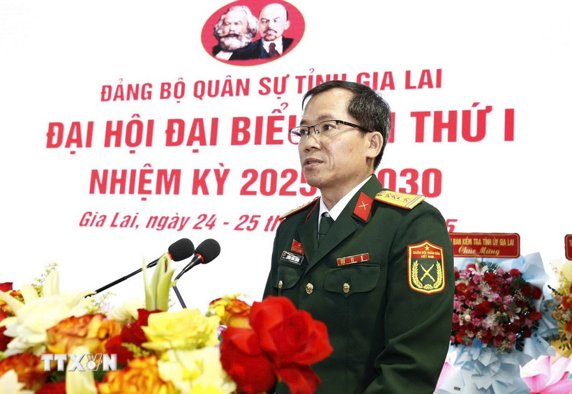 Đại tá Lương Đình Chung, Bí thư Đảng ủy, Chính ủy Quân khu 5, phát biểu tại Đại hội. (Ảnh: Sỹ Thắng/TTXVN)