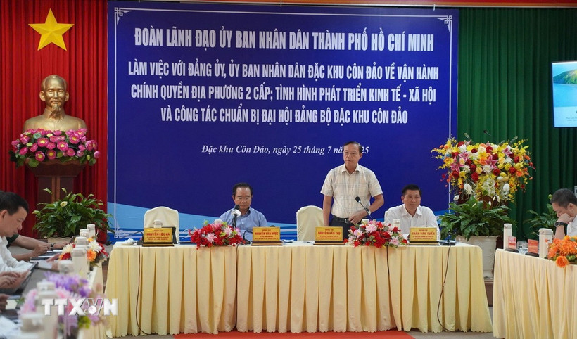 Ông Nguyễn Văn Thọ, Phó Chủ tịch thường trực Ủy ban Nhân dân Thành phố Hồ Chí Minh trao đổi, trả lời và hướng dẫn thêm một số vấn đề liên quan đến kiến nghị của lãnh đạo Đặc khu Côn Đảo. (Ảnh: TTXVN phát)