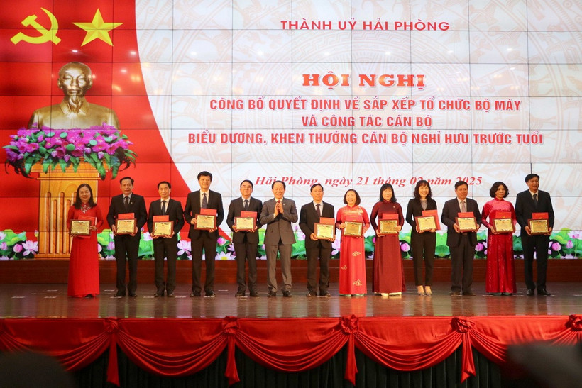 Các cá nhân nhận Quyết định nghỉ hưu và Kỷ niệm chương của Ban Thường vụ Thành ủy Hải Phòng. (Ảnh: Hoàng Ngọc/TTXVN)