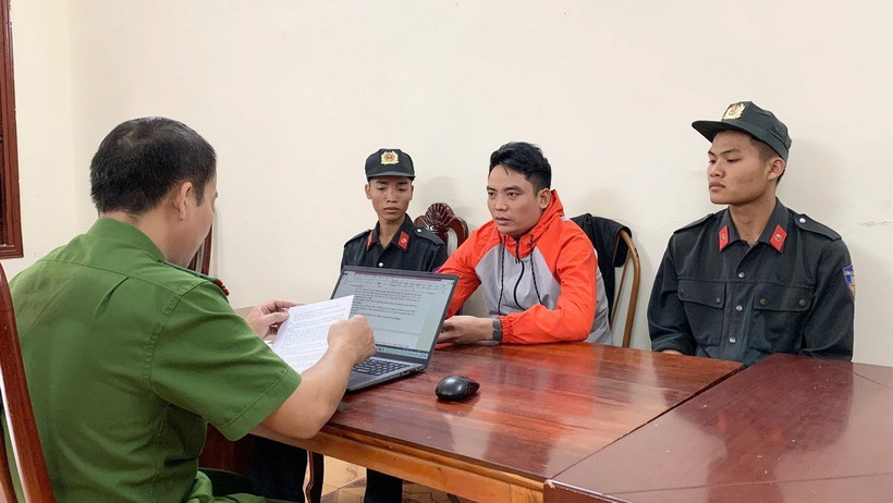 Công an địa phương của Việt Nam và Lào bắt giữ hai đối tượng có lệnh truy nã đặc biệt nguy hiểm về tội mua bán trái phép chất ma túy. (Ảnh: TTXVN phát)