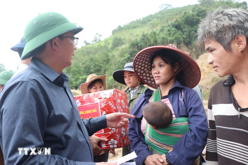 Phó Thủ tướng Hồ Quốc Dũng tặng quà cho nhân dân 5 thôn bị cô lập của xã Ngọc Linh. (Ảnh: Phạm Cường/TTXVN)