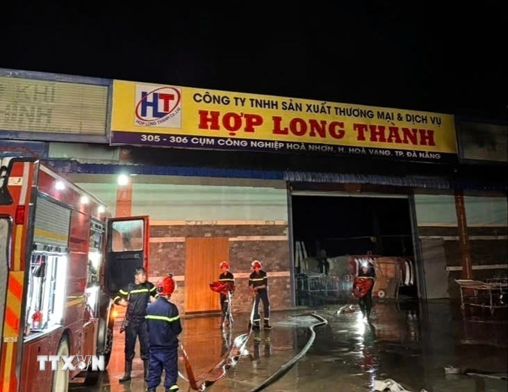 Lực lượng chức năng triển khai chữa cháy tại hiện trường vụ hỏa hoạn. (Ảnh: TTXVN phát)