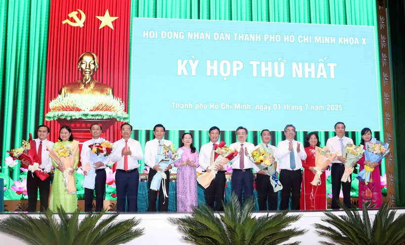 Lãnh đạo Thành ủy, Ủy ban Nhân dân, Ủy ban Mặt trận Tổ quốc Việt Nam tặng hoa chúc mừng lãnh đạo Hội đồng Nhân dân và lãnh đạo các Ban chuyên môn của HĐND thành phố. (Ảnh: Xuân Khu/TTXVN)