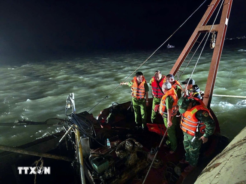 Lực lượng chức năng tìm kiếm các nạn nhân còn lại. (Ảnh: Thanh Vân/TTXVN phát)