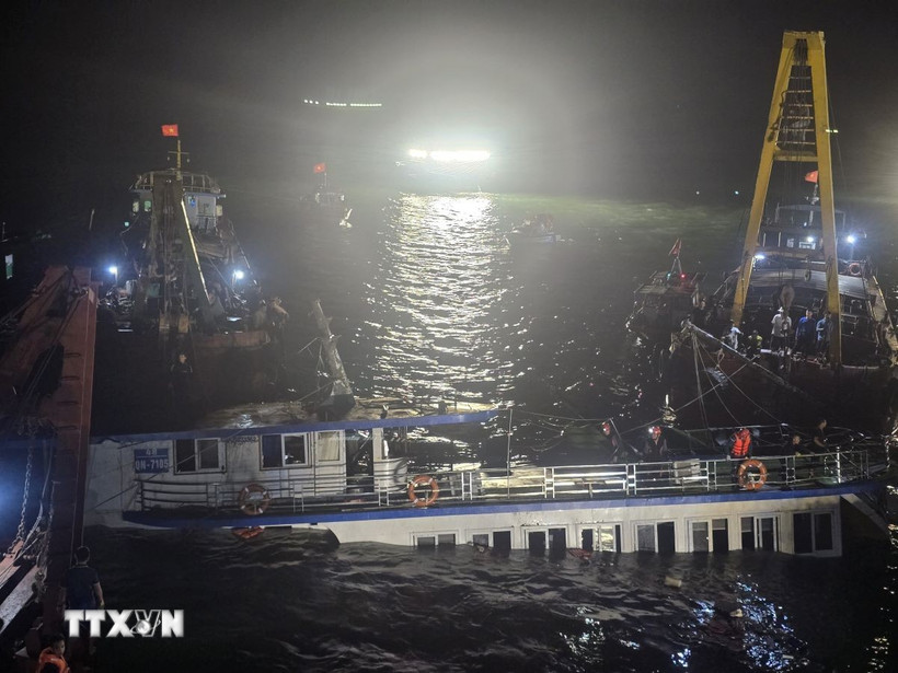 Lúc 2 giờ ngày 20/7, lực lượng chức năng thực hiện bơm hút nước trong tàu để tiến hành lai dắt về bờ. (Ảnh: Thanh Vân/TTXVN)