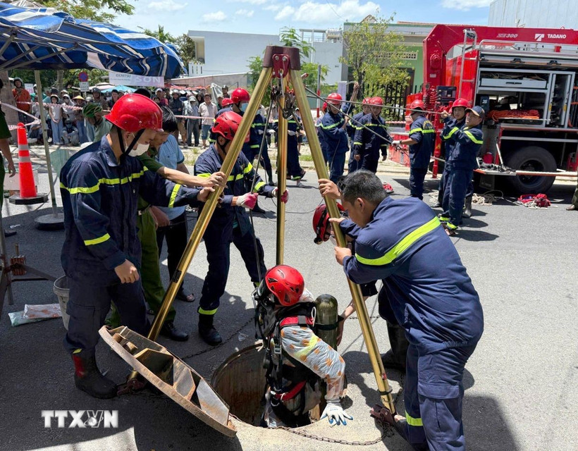 Lực lượng cảnh sát Phòng cháy, chữa cháy và Cứu nạn, cứu hộ triển khai đội hình cứu nạn dưới hố sâu. (Ảnh: TTXVN phát)