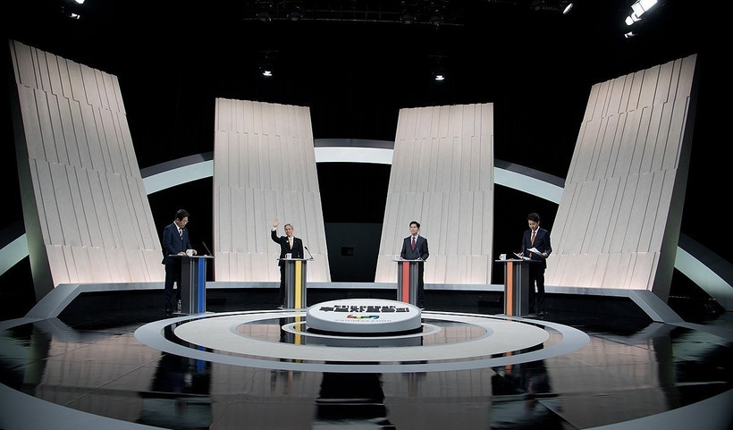 Các ứng viên tranh cử Tổng thống Hàn Quốc (từ trái sang): Lee Jae Myung của đảng Dân chủ (DP), Kwon Young Kook của đảng Lao động Dân chủ, Kim Moon Soo của đảng Quyền lực Quốc dân (PPP) và Lee Jun Seok của đảng Cải cách mới (NRP) tại cuộc tranh luận trực tiếp cuối cùng trên truyền hình ở Seoul tối 27/5/2025. (Ảnh: Yonhap/TTXVN)