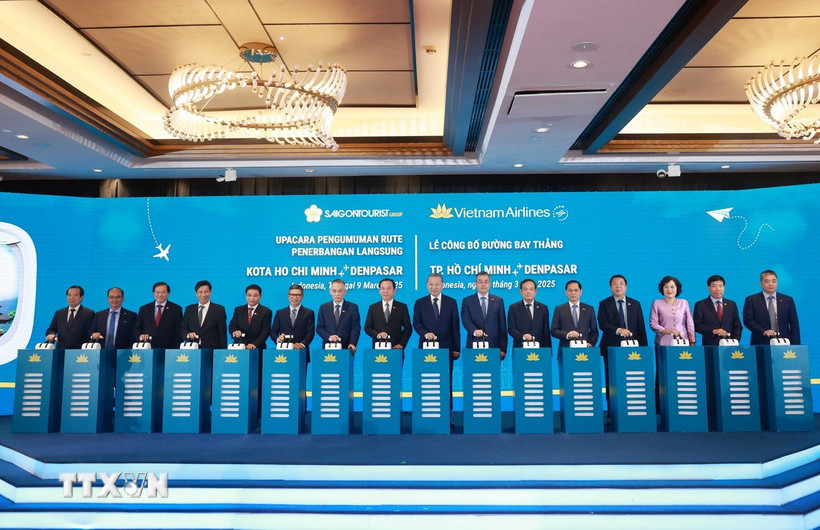 Tổng Bí thư Tô Lâm và các đại biểu thực hiện nghi thức khai trương đường bay thẳng Thành phố Hồ Chí Minh-Denpasar của Vietnam Airlines. (Ảnh: Thống Nhất/TTXVN)