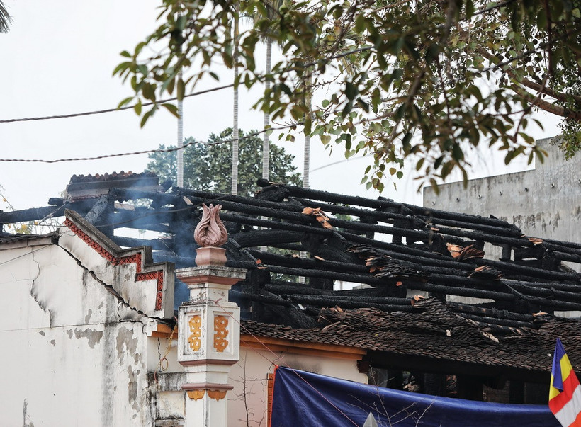 Đến sáng 10/2, khói vẫn bốc lên tại hiện trường vụ cháy chùa Vẽ ở Bắc Giang. (Ảnh: Danh Lam/TTXVN)