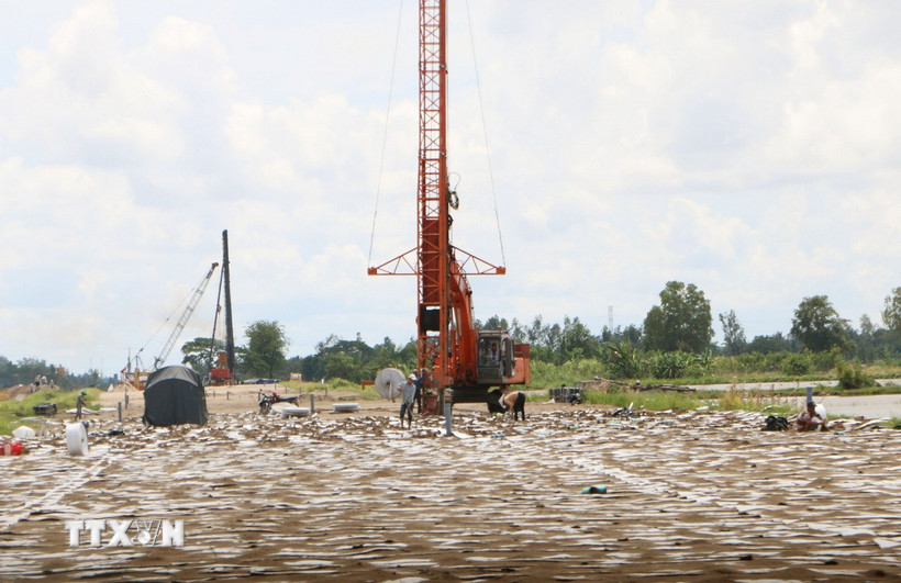 Trang thiết bị máy móc được tập kết ra công trường cao tốc Châu Đốc-Cần Thơ-Sóc Trăng. (Ảnh: Tuấn Phi/TTXVN)