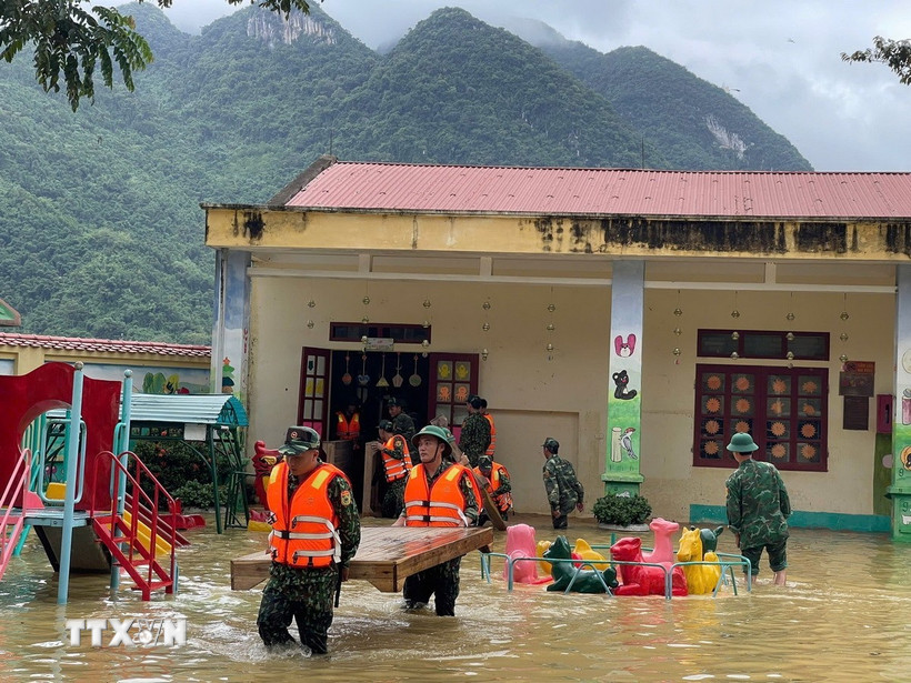 Trường Mầm non Thiết Ống ở Thanh Hóa thời điểm bị ngập lụt. (Ảnh: Nguyễn Nam/TTXVN)