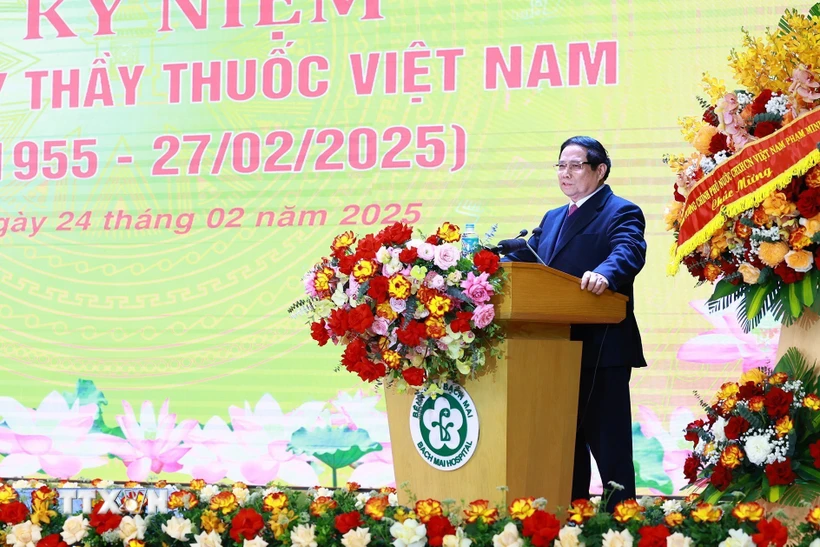 Thủ tướng Phạm Minh Chính chúc mừng đội ngũ cán bộ, bác sỹ, y sỹ nhân viên y tế. (Ảnh: Dương Giang/TTXVN)