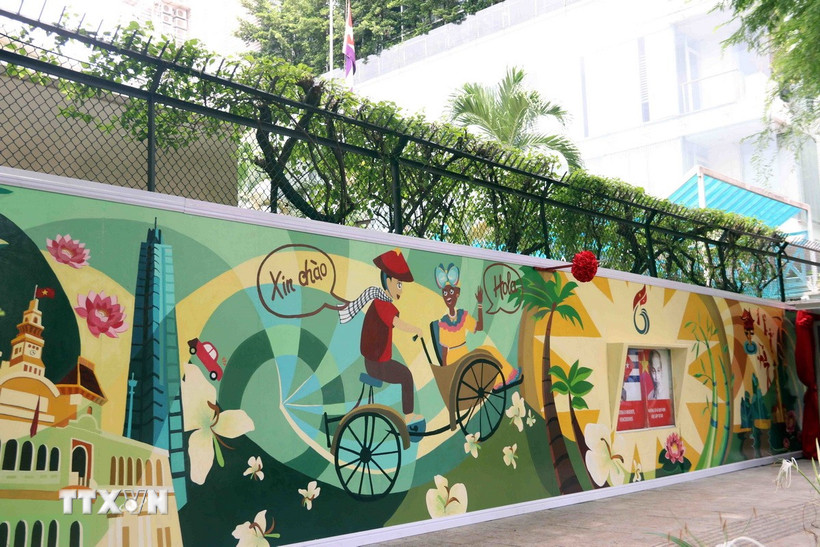 Bức tranh tường cổ động tình hữu nghị Việt Nam-Cuba. (Ảnh: Xuân Khu/TTXVN)