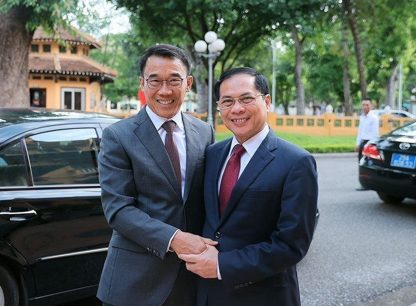 Phó Thủ tướng, Bộ trưởng Ngoại giao Bùi Thanh Sơn đón Quyền Trưởng Ban Đối ngoại Trung ương Đảng Nhân dân Cách mạng Lào Bounlua Phandanouvong. (Ảnh: An Đăng/TTXVN)