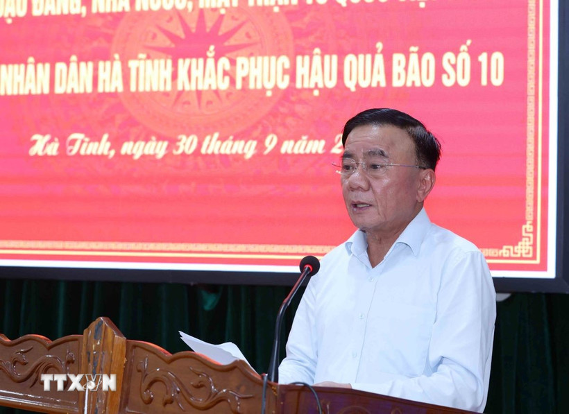 Ông Trần Cẩm Tú, Ủy viên Bộ Chính trị, Thường trực Ban Bí thư gửi lời thăm hỏi tới nhân dân tỉnh Hà Tĩnh trước thiệt hại do bão số 10 gây ra. (Ảnh: Phương Hoa/TTXVN)