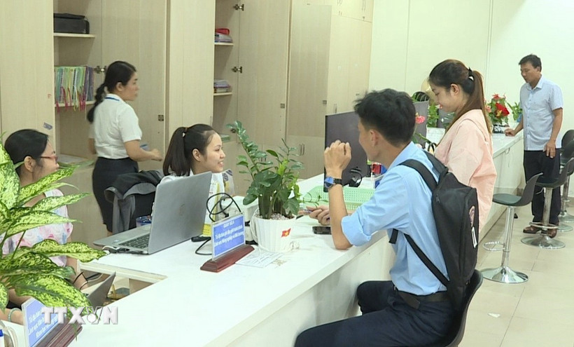 Cán bộ, công chức phường An Lạc giữ phương châm "hết việc không hết giờ" trong phục vụ người dân và doanh nghiệp. (Ảnh: Trung Tuyến/TTXVN)