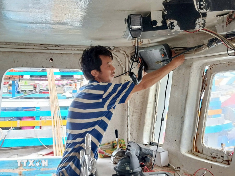 Ngư dân xã Long Hải, Thành phố Hồ Chí Minh, kiểm tra thiết bị giám sát hành trình trước khi ra khơi xuất bến. (Ảnh: Hoàng Nhị/TTXVN)