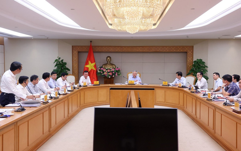 Phó Thủ tướng Thường trực Chính phủ Nguyễn Hòa Bình chủ trì cuộc họp. (Ảnh: Văn Điệp/TTXVN)