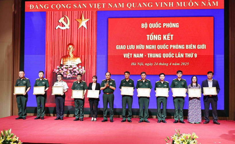 Thượng tướng Phùng Sĩ Tấn, Phó tổng Tham mưu trưởng Quân đội nhân dân Việt Nam trao Bằng khen của Bộ trưởng Bộ Quốc phòng cho các cá nhân. (Ảnh: Minh Đức/TTXVN)