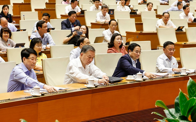 Tổng Bí thư Tô Lâm. Chủ tịch nước Lương Cường, Thủ tướng Phạm Minh Chính và đại biểu ấn nút thông qua các nghị quyết và luật. (Ảnh: Doãn Tấn/TTXVN)