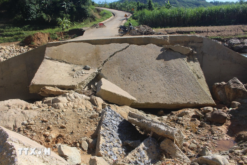 Toàn bộ ngầm tràn bản Cơn, xã Yên Thắng bị phá hủy gần như hoàn toàn sau bão lũ. (Ảnh: Khiếu Tư/TTXVN)