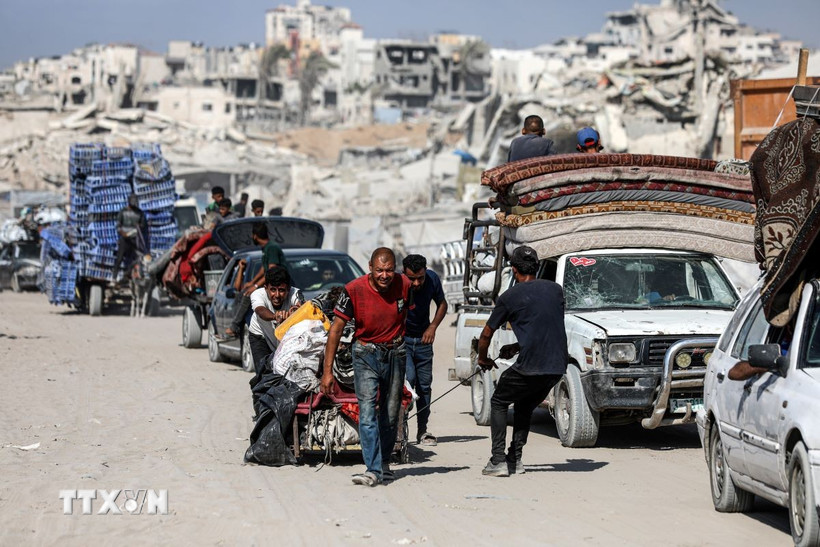 Người dân Palestine đi sơ tán tránh xung đột tại Gaza. (Ảnh: THX/TTXVN)