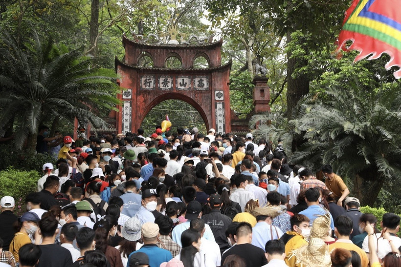 Hàng nghìn du khách chen chân đến dâng hương tại Đền Hùng vào ngày Giỗ Tổ 10/3 âm lịch. (Ảnh: Minh Quyết/TTXVN)