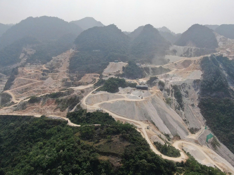 Khu vực khai thác đá của một số công ty ở huyện Lục Yên, Yên Bái. (Ảnh: TTXVN phát)