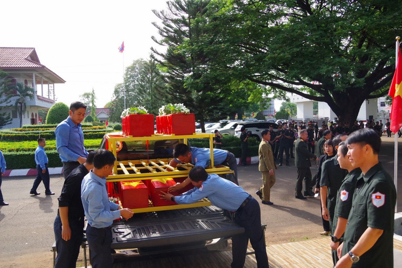 Cán bộ chiến sỹ Đội K53 xắp xếp hài cốt liệt sỹ để di chuyển về với đất mẹ Việt Nam. (Ảnh: Bá Thành/TTXVN)