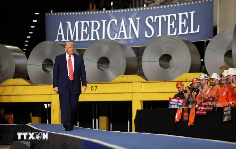 Tổng thống Mỹ Donald Trump thăm một nhà máy của Tập đoàn thép Irvin Works ở West Mifflin, bang Pennsylvania, Mỹ ngày 30/5/2025. (Ảnh: Reuters/TTXVN)