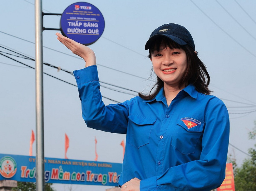 Thanh niên Thông tấn xã Việt Nam tham gia 'Thắp sáng đường quê' ở Tuyên Quang. (Nguồn: Thanh niên TTXVN)